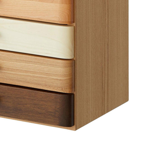 【丸みを帯びた優しいフォルム】
丁寧に仕上げられた側面の美しい木目と、優しく丸みを帯びた引き出しの角がお部屋に柔らかな印象を与え、使うたびに愛着が深まっていきます。